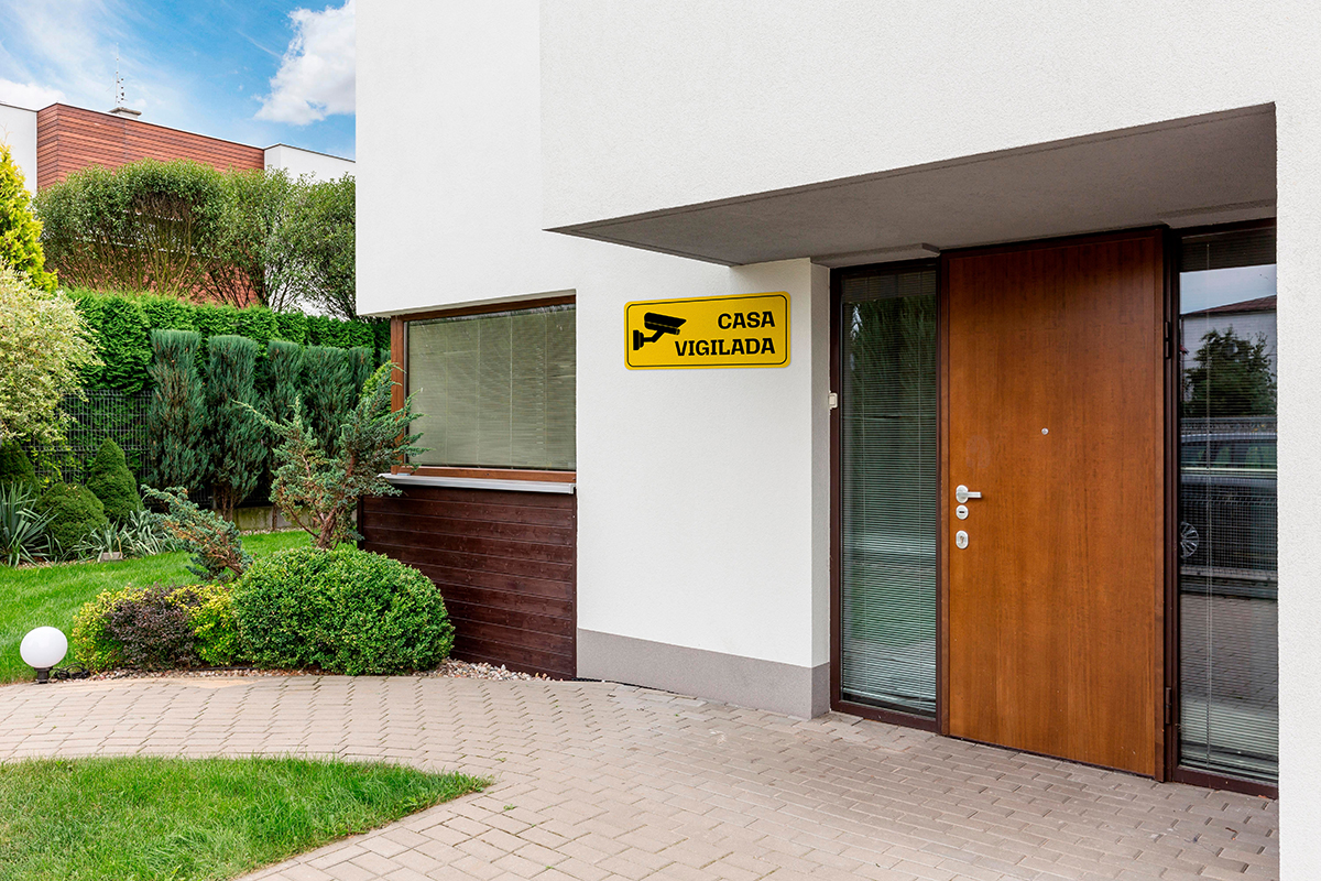 una puerta de madera con un marco blanco y la palabra hogar